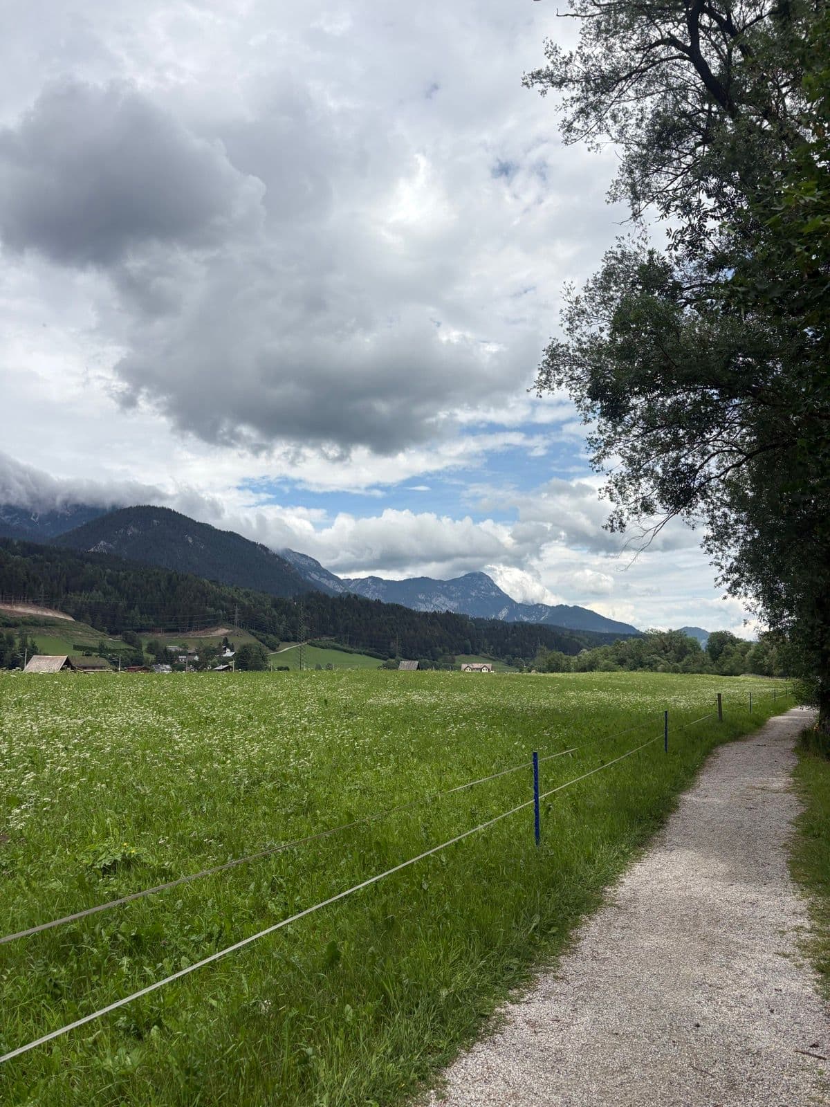 Schladming. Kunne løpt en nydelig 2000+ vertical langtur, men Unionsmarathon nærmer seg så jeg valgte å oppsøke en flat grusvei